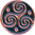 Smbolo Celta conocido como Triskel.- consistente en tres espirales unidas que aluda las tres naturalezas del alma humana (o los tres elementos sagrados: tierra, mar y cielo).   Son tres espirales que entran y salen en el crculo representando con estos dos sentidos de giro la dualidad de las fuerzas que estn en permanente interaccin en la naturaleza y por su nmero (el tres), el equilibrio. El nmero de elementos que lo conforman es de de nueve (dos veces tres espirales y tres crculos interiores) ms el circulo exterior conforman el diez, el nmero perfecto