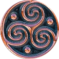 S�mbolo Celta conocido como Triskel.- consistente en tres espirales unidas que alud�a las tres naturalezas del alma humana (o los tres elementos sagrados: tierra, mar y cielo).   Son tres espirales que entran y salen en el c�rculo representando con estos dos sentidos de giro la dualidad de las fuerzas que est�n en permanente interacci�n en la naturaleza y por su n�mero (el tres), el equilibrio. El n�mero de elementos que lo conforman es de de nueve (dos veces tres espirales y tres c�rculos interiores) m�s el circulo exterior conforman el diez, el n�mero perfecto
